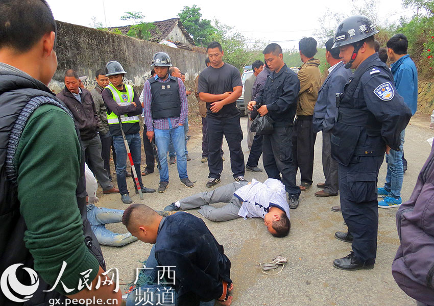 钦州:三男子租奥迪碰瓷敲诈后冲撞设卡警车
