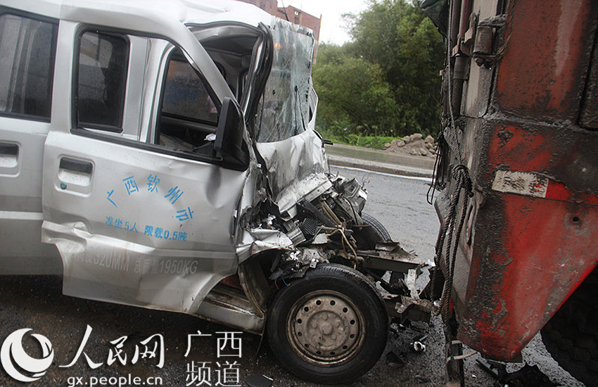钦州:司机半夜疲劳驾驶追尾大货车 车毁人伤酿