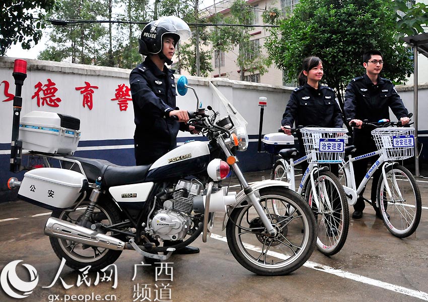 高清:警用自行车骑进贺州社区