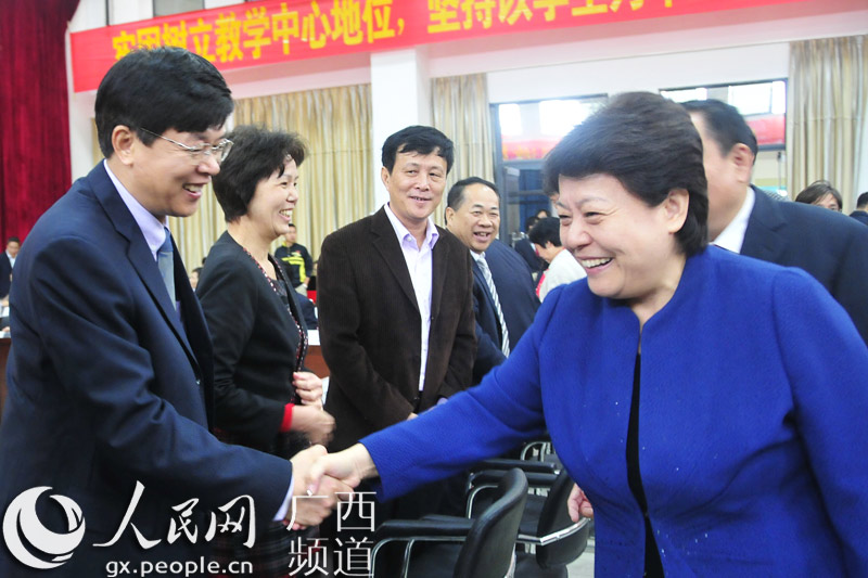 广西壮族自治区副主席李康出席座谈会