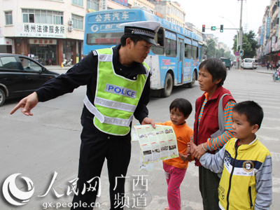 桂平交警联合青年义工开展斑马线上的文明