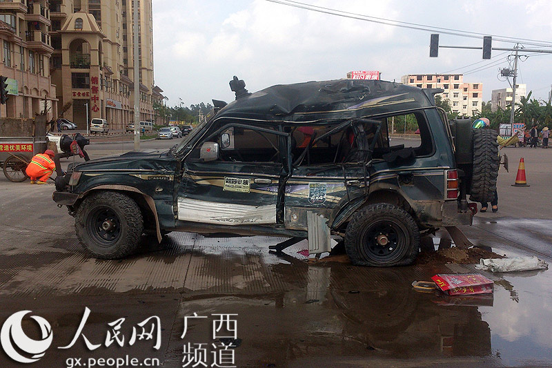 广西钦州:信号灯停电罢工 公交车与越野车相撞