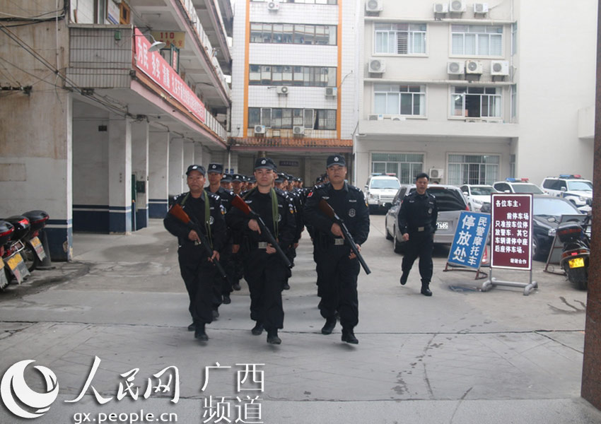 岑溪市公安局防暴中队着新装武装上街巡逻