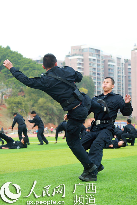 广西警官高等专科学校举行反恐维稳处突演练