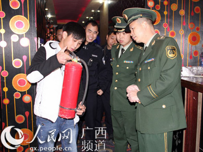 广西凌云县公安局长夜查公众娱乐场所