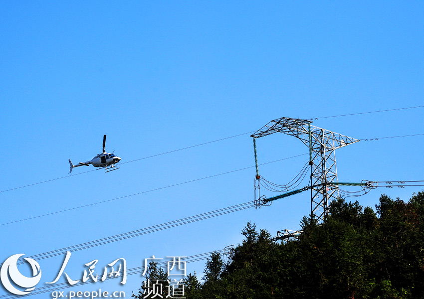 广西电网首次开展架空输电线路直升机巡视作业