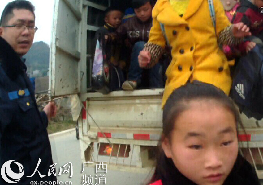 百色人员雇请无证村民驾货车接送小学生快捷小学英语图片