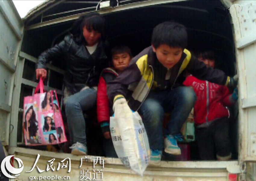 百色人员雇请无证村民驾小学接送小学生日月潭货车课文图片