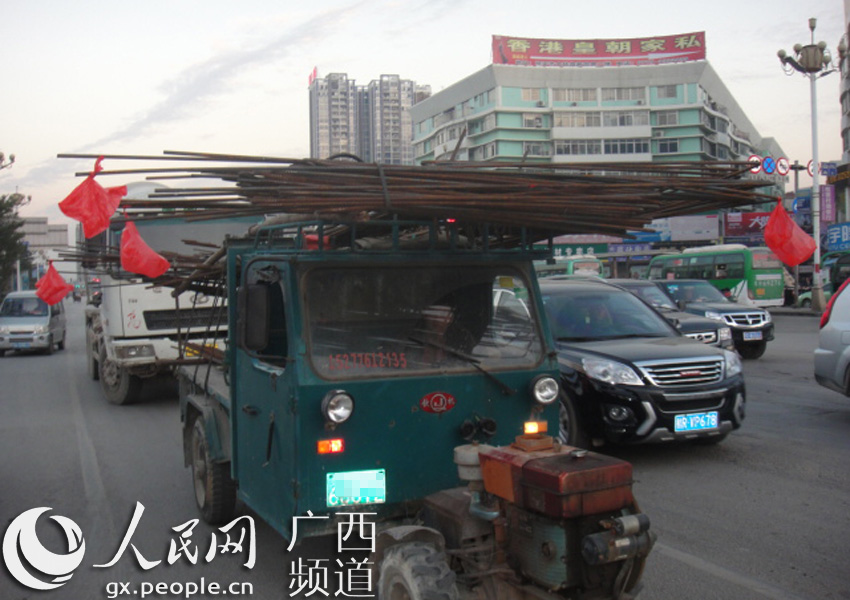 广西桂平:拖拉机违规装载钢筋存隐患