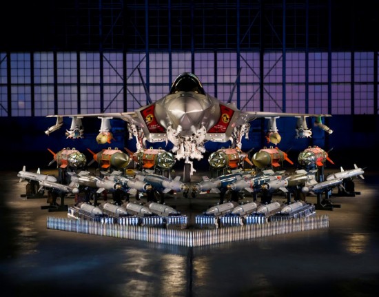F35展示超强攻击武器