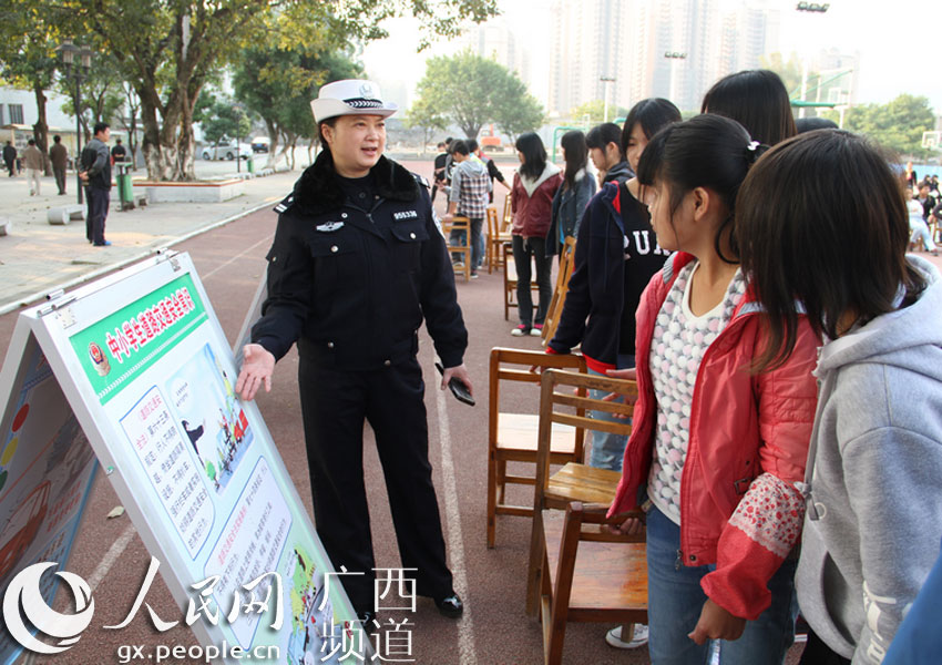 桂平:城乡校园里交警忙宣传