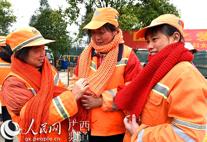 桂林秀峰区:机关女干部职工为环卫工织围巾