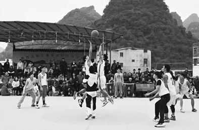 宜州市屏南乡合寨村果地屯篮球赛吸引八方客