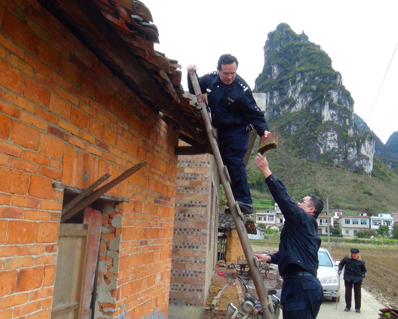 宜州:民警三八进村为困难老妪捡漏房屋