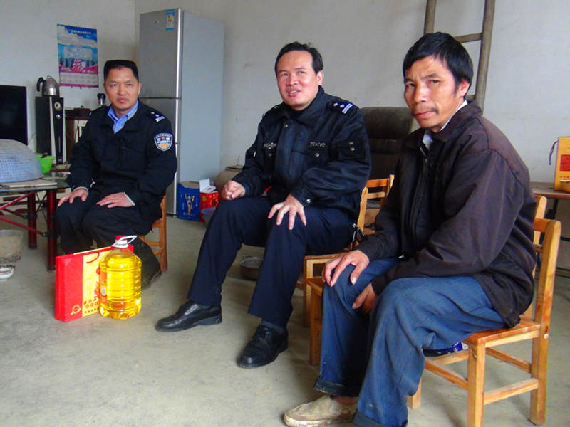 宜州:民警三八进村为困难老妪捡漏房屋