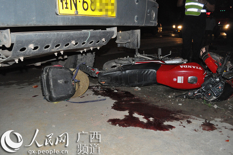 钦州:大货车与摩托车相撞 1人抢救无效死亡