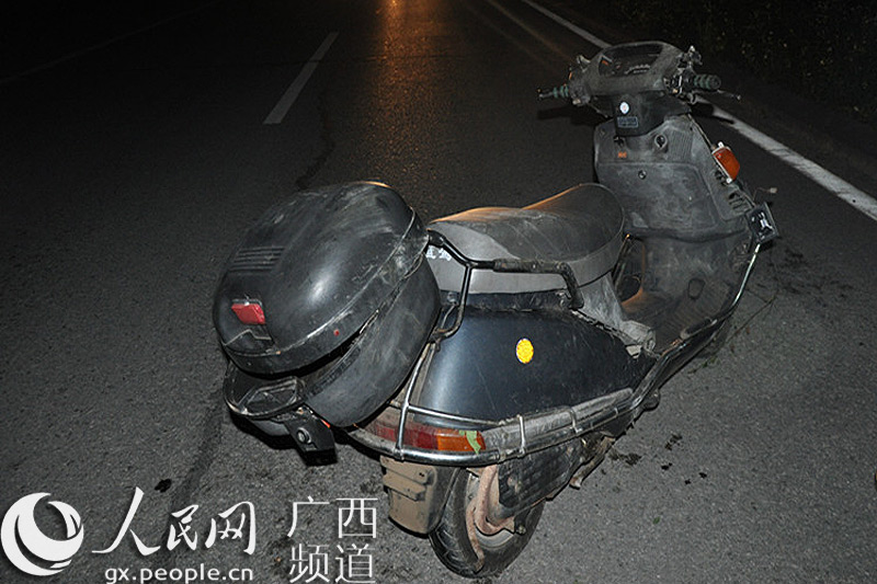 钦州一男子夜间骑摩托车自翻不幸身亡