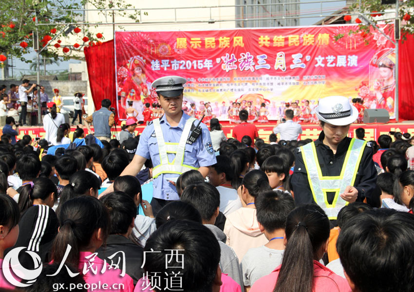 桂平交警三月三节日开展交通安全宣传