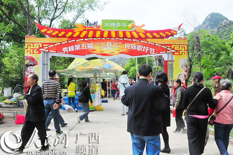 高清:三月三桂林摆风味美食一条街 游客大饱