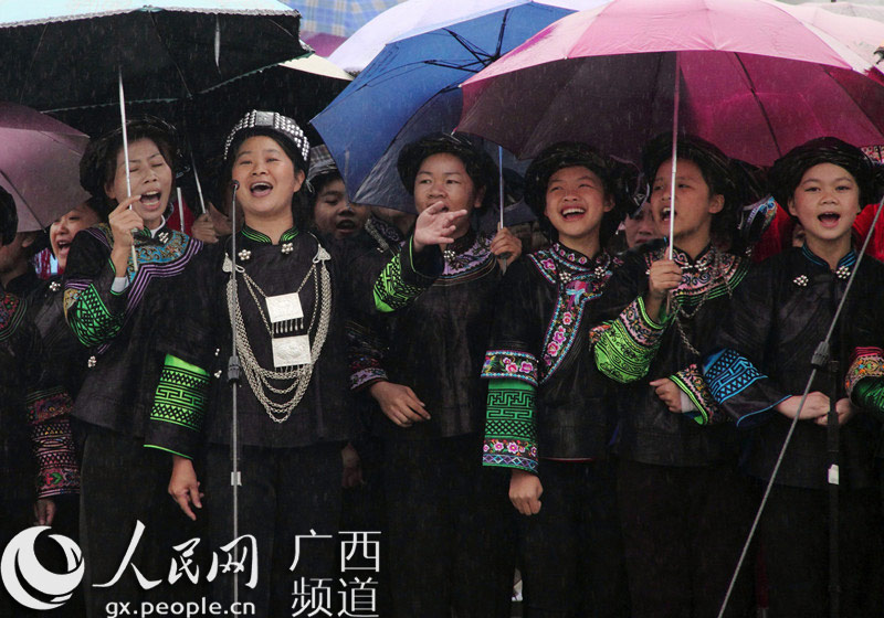 桂滇黔三省数千壮族群众冒雨唱山歌