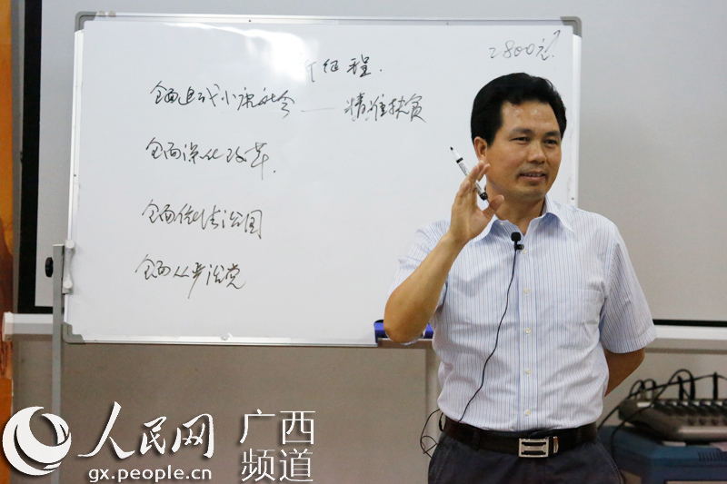 陆川县委书记在板报前