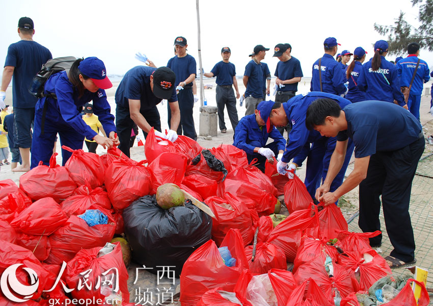 中石化北海石油开展清洁海滩环保公益活动