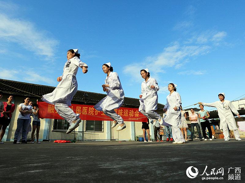 广西融安:趣味运动迎护士节