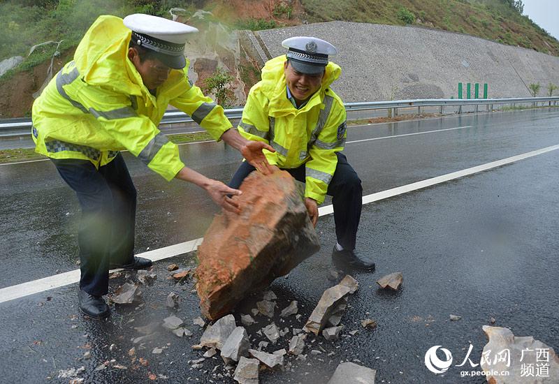 广西来宾:高速公路塌方 交警雨中清障