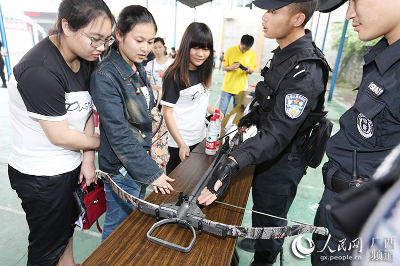 桂林巡特警警营开放日晒装备秀技能