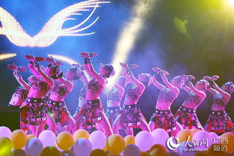 组图:广西大学举办舞蹈大赛 舞动最炫民族风