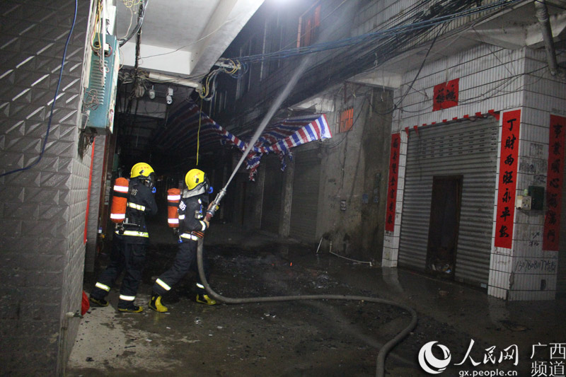 广西27岁消防员坠楼牺牲怀中女童获救 图揭生