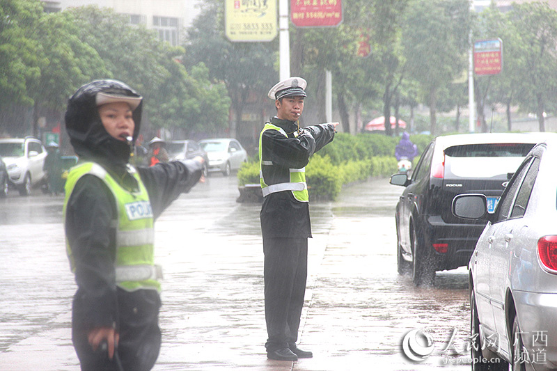 民警大雨中指挥交通