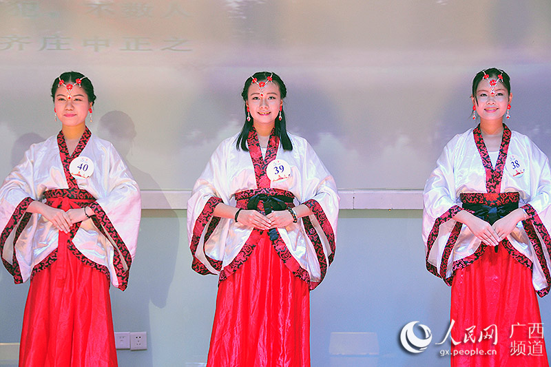 高清组图:广西大学生穿汉服旗袍比拼礼仪