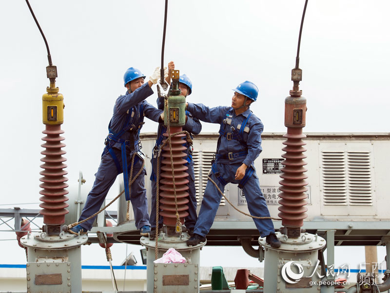 高清:广西钦州供电局紧急消缺保证市区用电