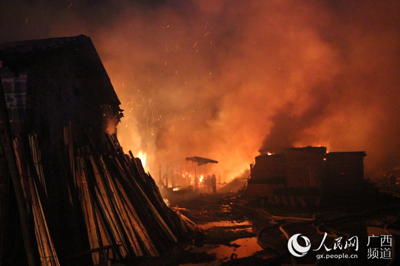 广西玉林:消防员奋战6小时成功扑救木材厂火灾