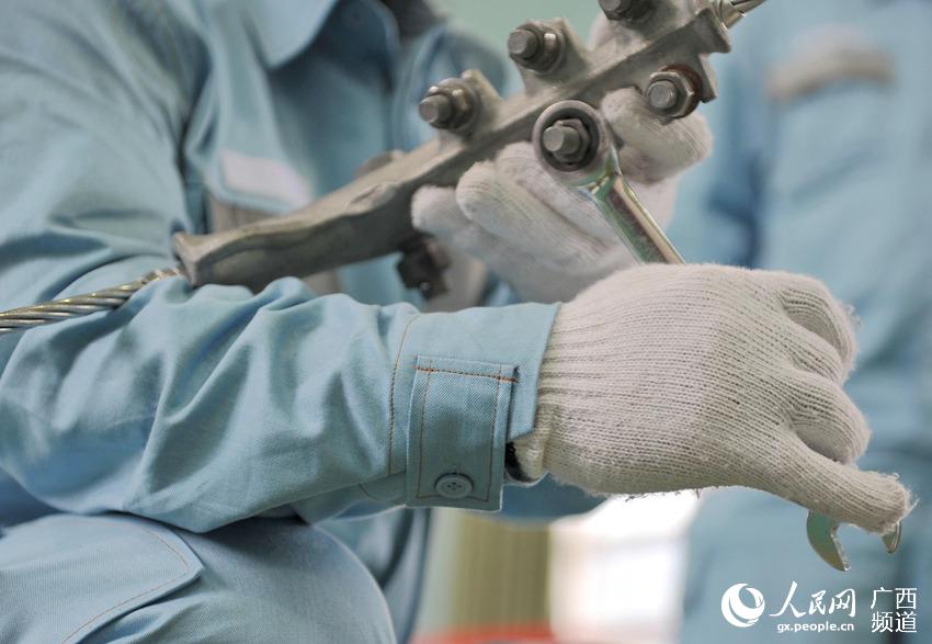 广西罗城:汛期至 电力比武练兵急