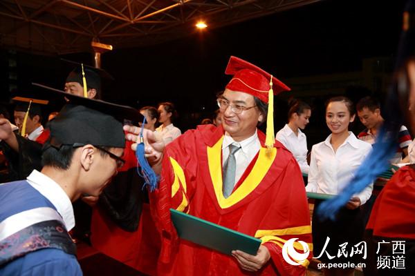 广西中医药大学2015届毕业典礼举行 唐农寄语