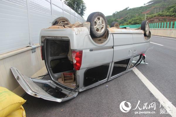 面包车翻个四脚朝天 民警及时处置保平安