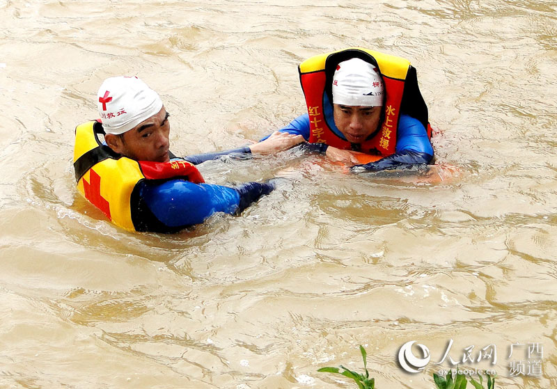 中国红十字会在广西宜州举行水上救援演练活动