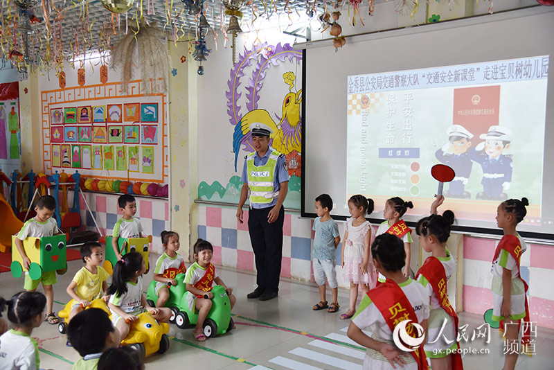 金秀:深入幼儿园开展交通安全宣传活动