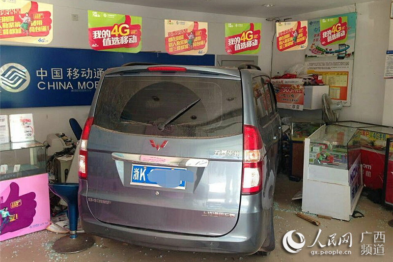 广西钦州一面包车失控冲进营业厅 玻璃门被撞