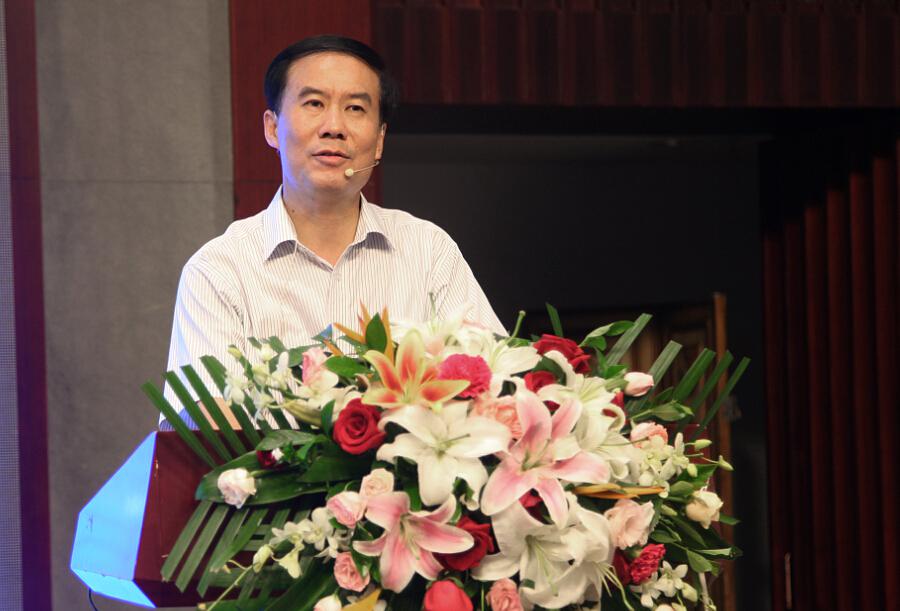 南国讲坛第二十六讲在南国弈园举行   8月5日下午，南国讲坛第二十六讲“大数据与智慧城市”在南国弈园三层弈缘厅举行。讲坛邀请广西区人民政府参事、广西新闻出版局原党组副书记、副局长、广西期刊协会会长黄健教授主讲。本期讲坛由华蓝总包公司、华蓝装饰公司、华蓝咨询公司、华蓝岩土公司联合承办，华蓝员工、外邀嘉宾330余人参加讲坛活动。        在讲座中，黄教授介绍大数据同海量数据的区别、大数据的社会特征、大数据的社会应用、大数据时代社会治理新变革、大数据时代社会治理的特质、大数据与智慧城市、大数据时代政府的“五个意识”等，并结合最新的时政要点、社会新闻进行案例分析，让听众对大数据与智慧城市有了全面的了解，深受听众的好评。