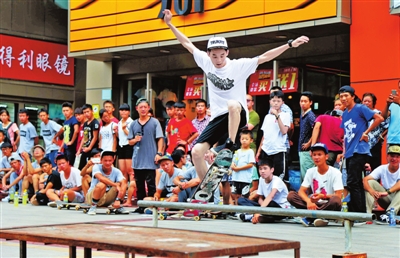 贵港首届极限滑板交流大赛在市区中央广场举行