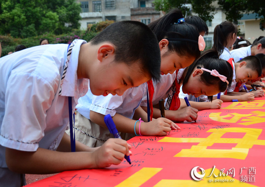 宜州:小学举行开学典礼 开展爱国主义教育讲座