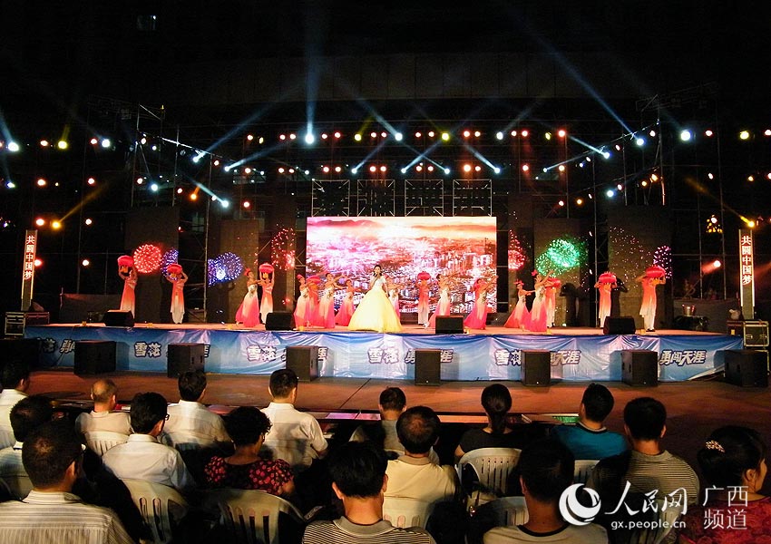 人民网柳州10月月1日电 走进神奇中渡2015年鹿寨第六届旅游文化美食节于昨日在广西鹿寨县开幕。本届佳节,素有仙鹿之乡的鹿寨,邀约四海高朋、品尝旅游美食、张扬鹿寨美景。 本次旅游文化美食节举办时间为10月1日至7日。期间,主办方精心准备了一道道文化、美食大餐:鹿寨县名优土特产品展销、古镇晚清风情秀、大型风车秀、趣味运动会、丛林徒步穿越、美食品尝等活动。(何子)