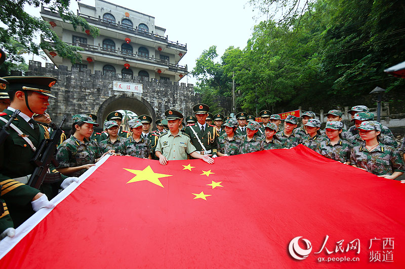 国庆节 到友谊关看升国旗