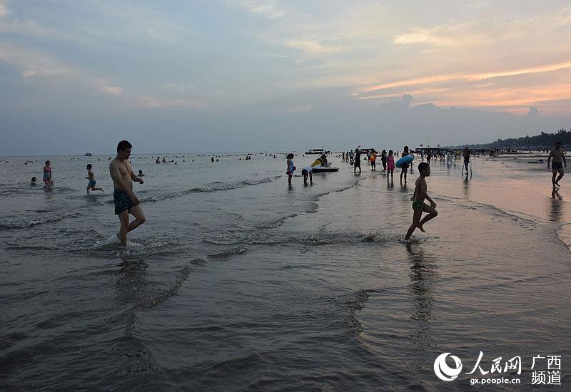 广西:海边度假开心游玩