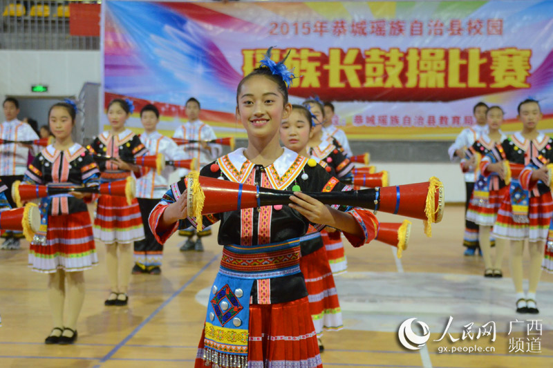 广西恭城:全县中小学生进行瑶族长鼓操比赛