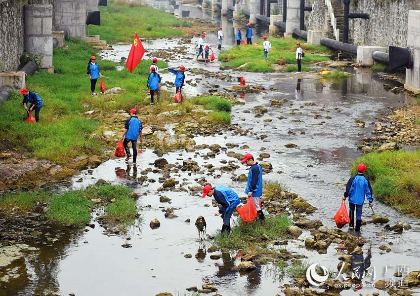 罗城:清理河道垃圾 团员青年先行