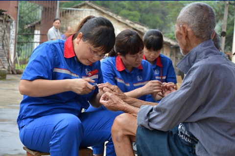 钦州石油员工为敬老院孤寡老人修剪指甲